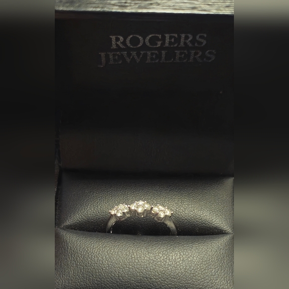 Lovely 14K white gold, 1/3 TW, 12 diamonds GHI I1  Size 7 Ring, Fine Jewelry - Picture 7 of 8